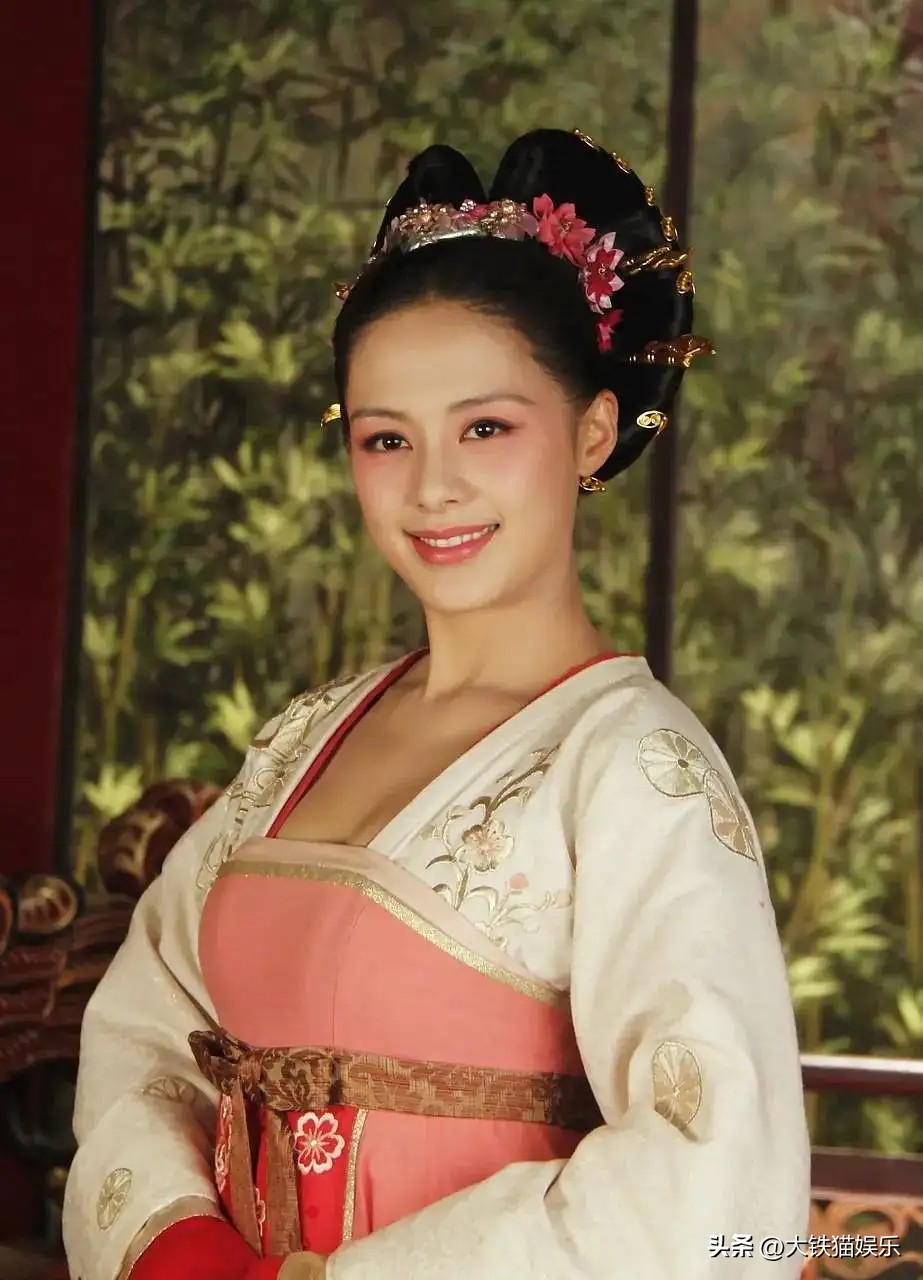 皮肤黑的女明星_离开滤镜显黑的女明星_女明星黑发