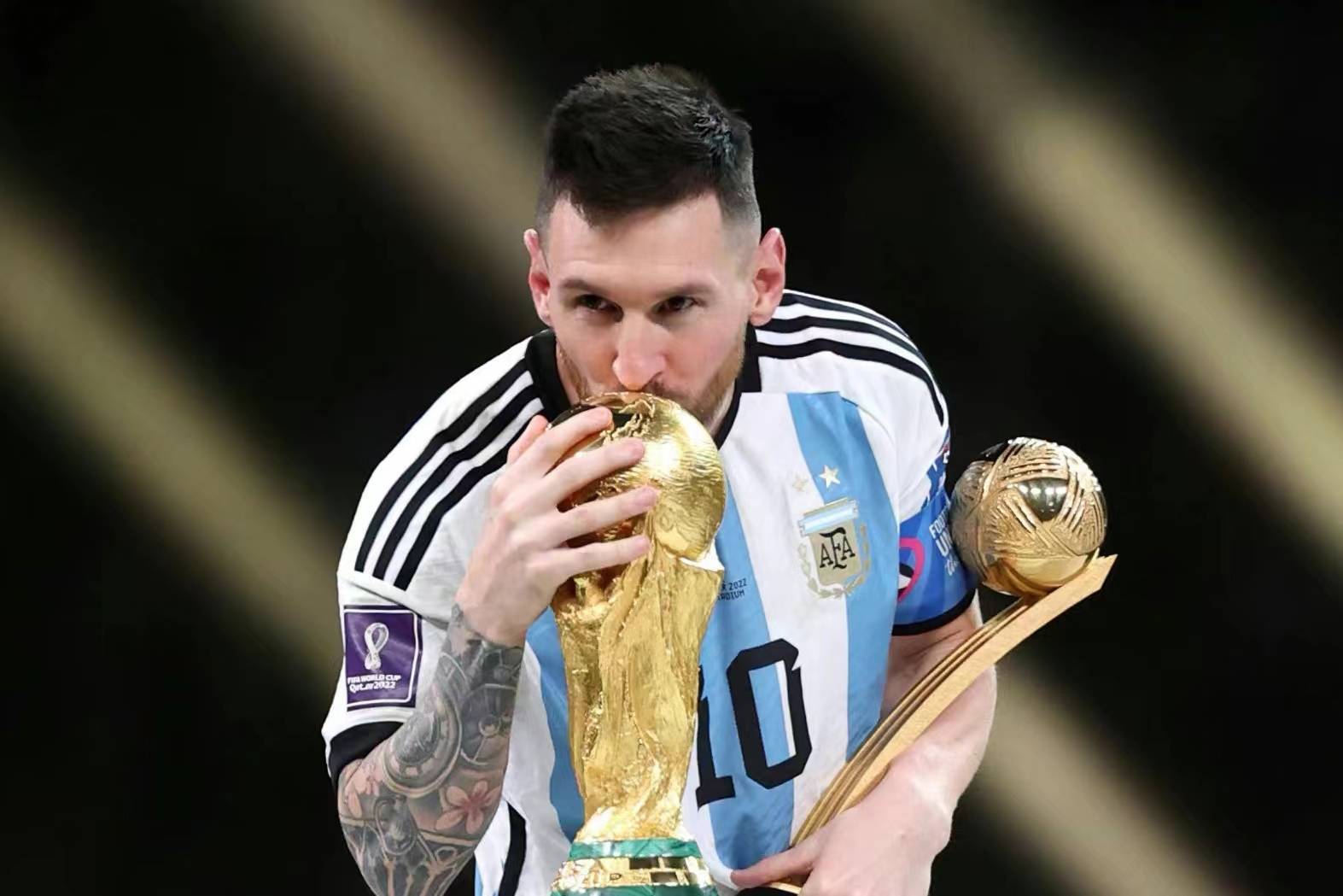 梅西加冕球王_梅西世界杯夺冠娱乐圈反应_明星祝贺梅西蹭热点的文案怎么写,