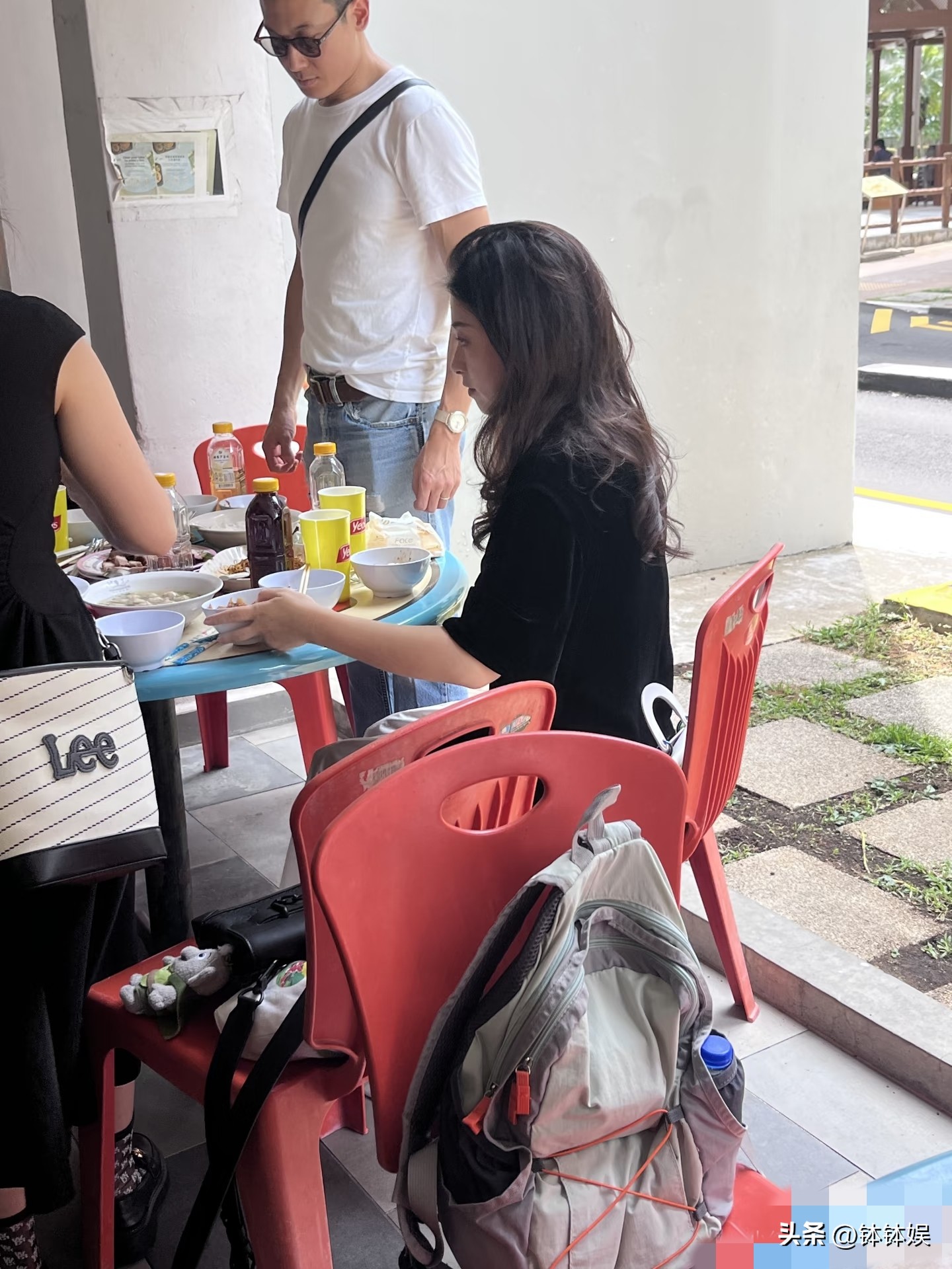 朱珠新加坡大排档吃海鲜，明星如何保持身材？