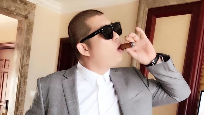 八卦爆料网红二驴是谁啊图片大全-_二驴带货夫妇销售神话_网红二驴晒余额