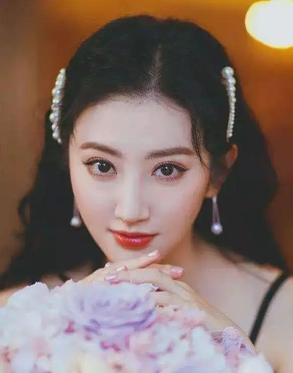 “天生富贵相”的5位女星，个个珠圆玉润，一脸福气，真让人羡慕