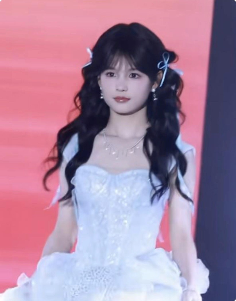 短剧红毯穿搭分析_短剧演员红毯造型_女明星 发型